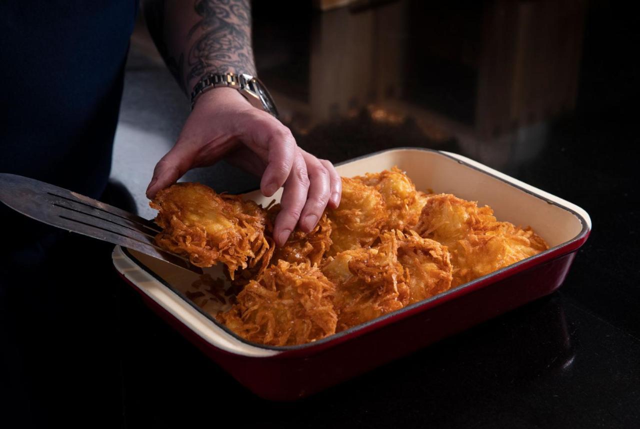 Qt Queenstown Eksteriør billede A casserole being served