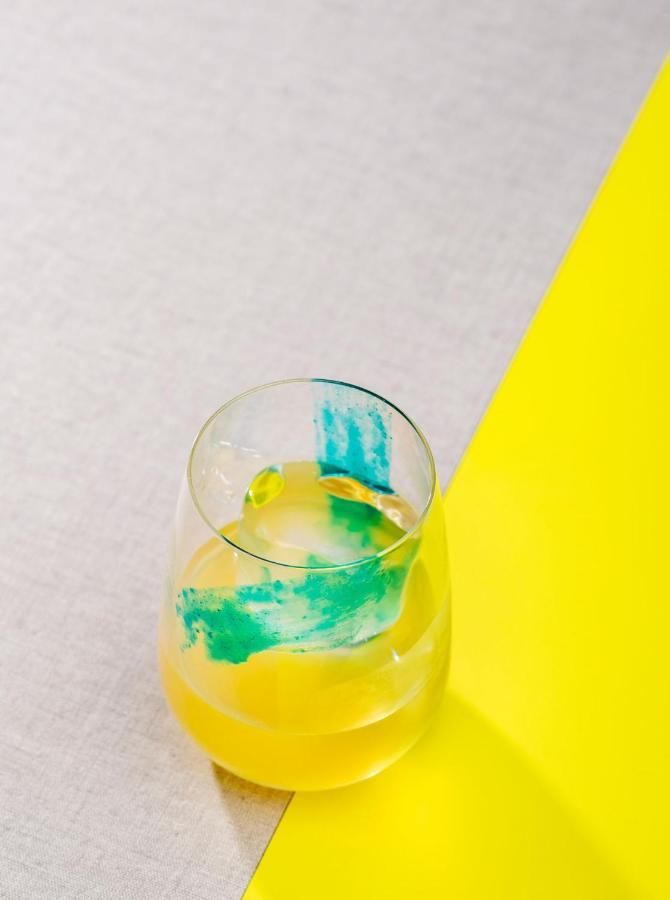 Qt Queenstown Eksteriør billede A glass of yellow and blue paint