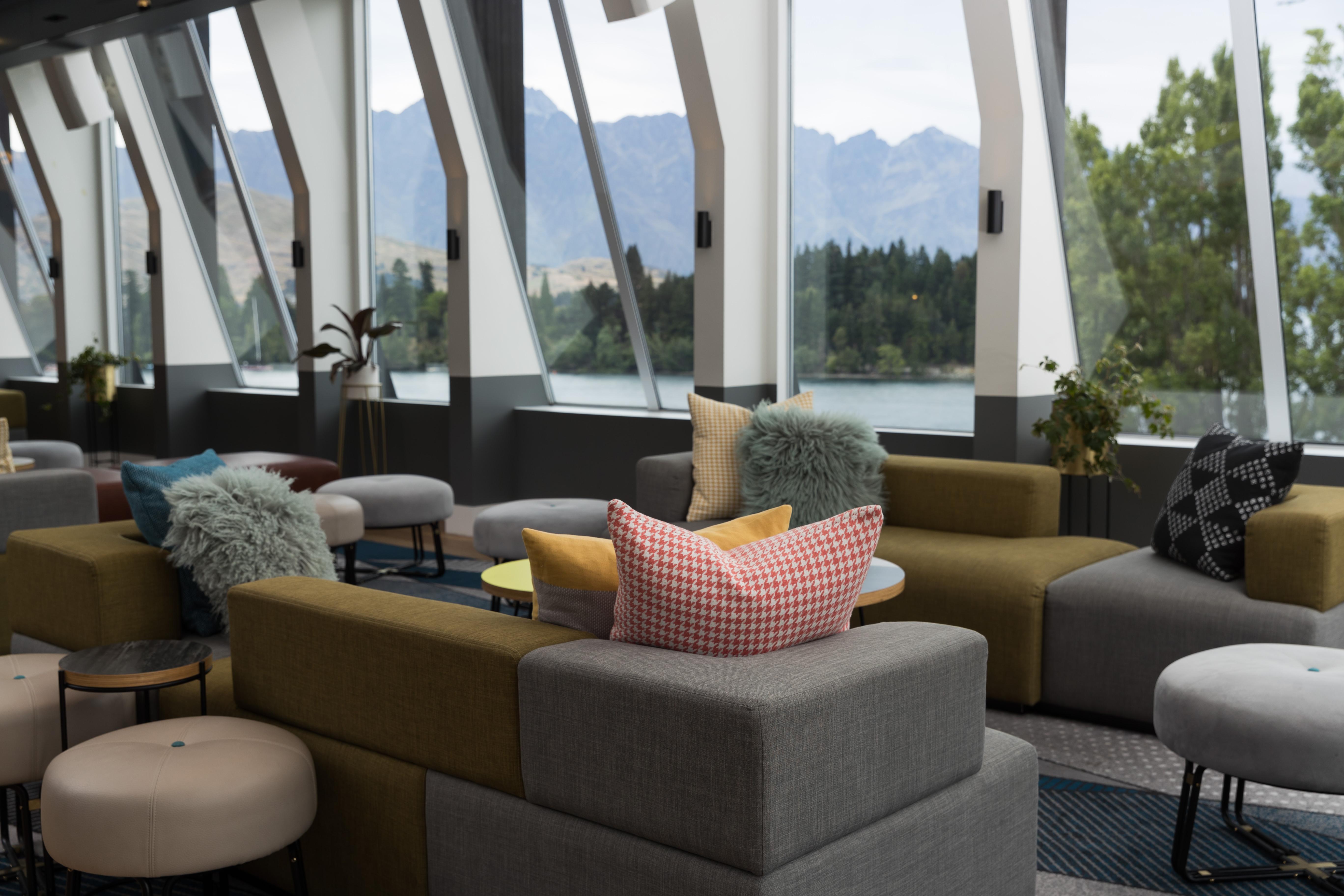 Qt Queenstown Eksteriør billede The lounge at Queenstown Airport