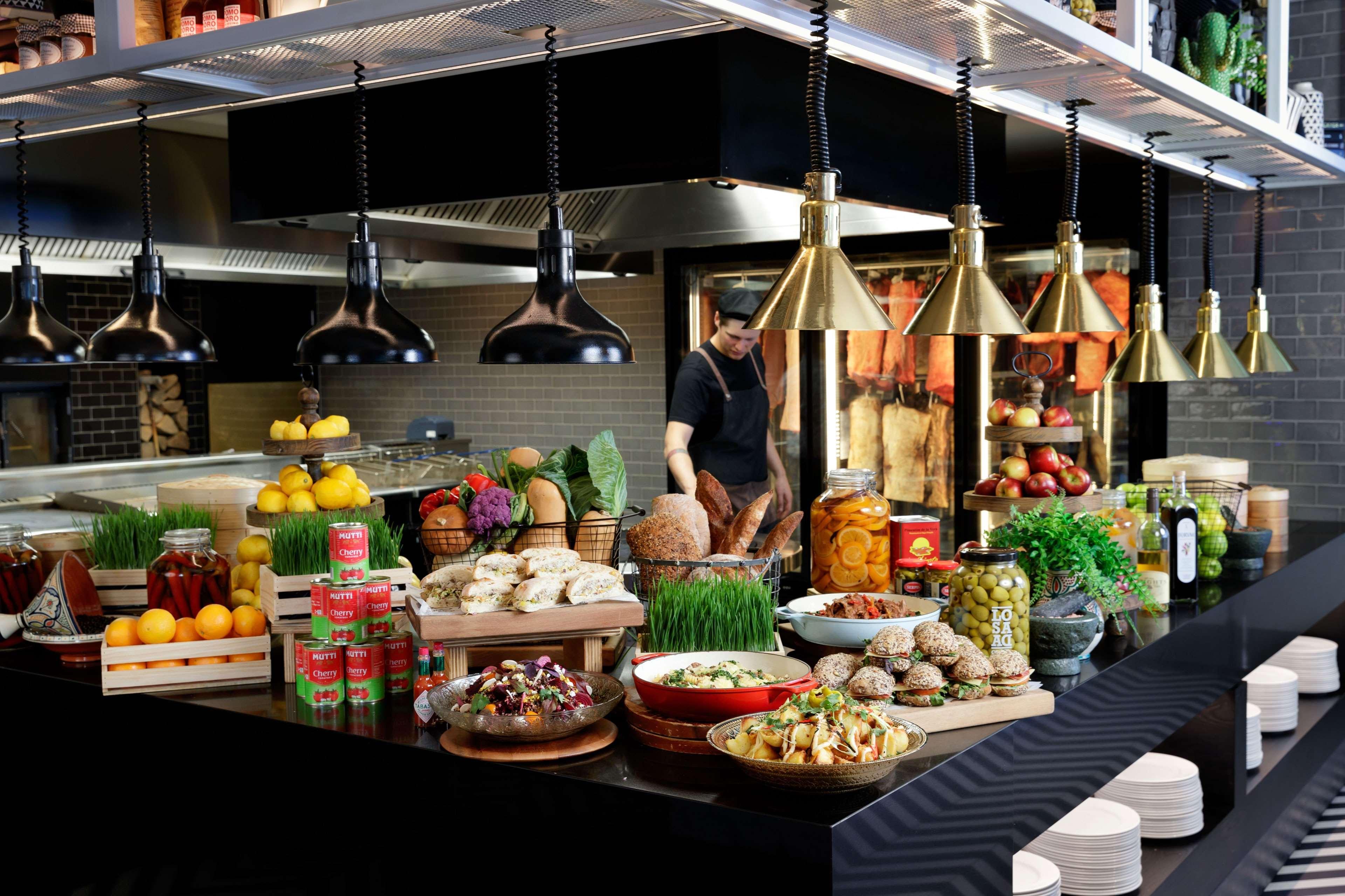 Qt Queenstown Eksteriør billede A buffet at a restaurant