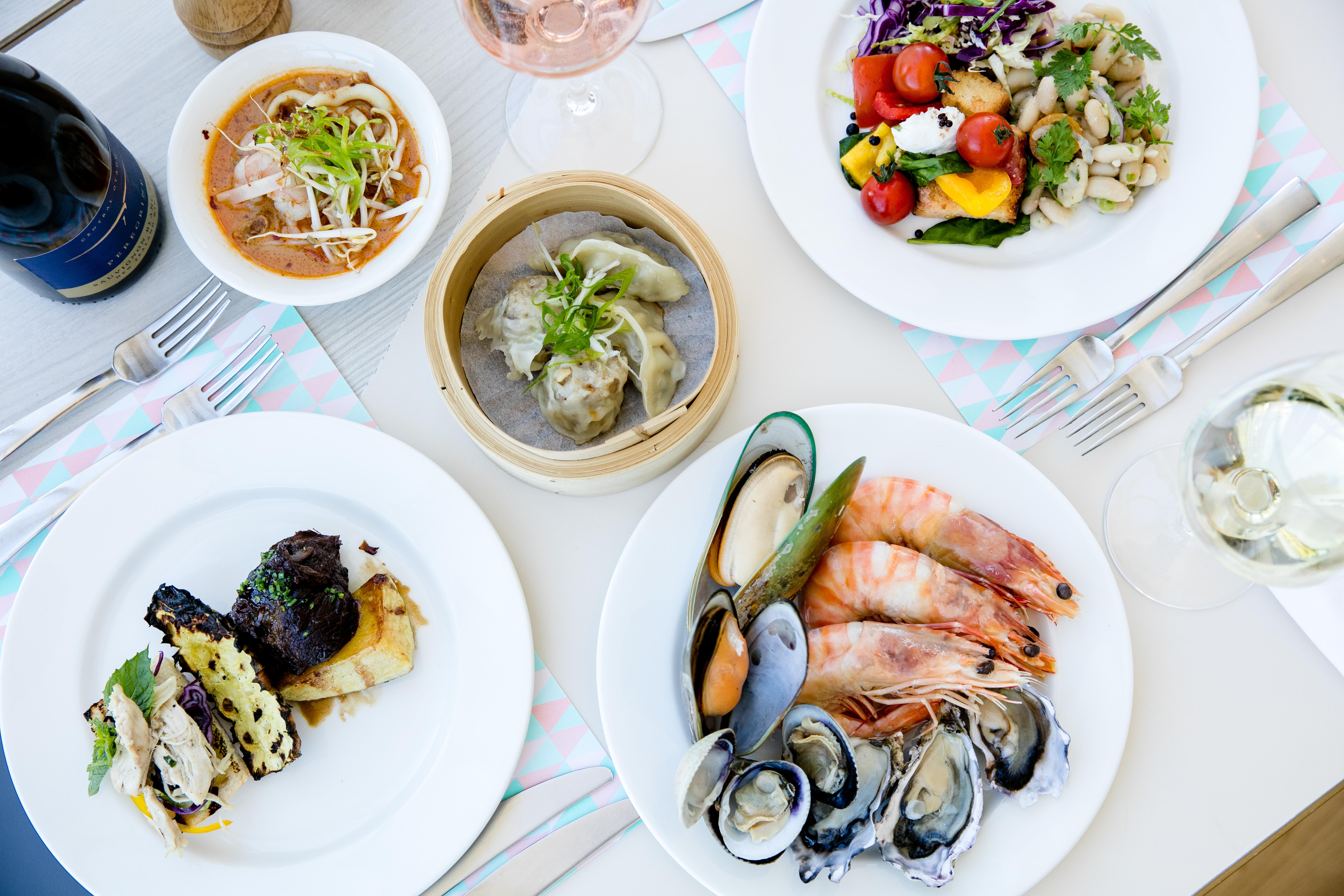 Qt Queenstown Eksteriør billede A selection of dishes at the restaurant